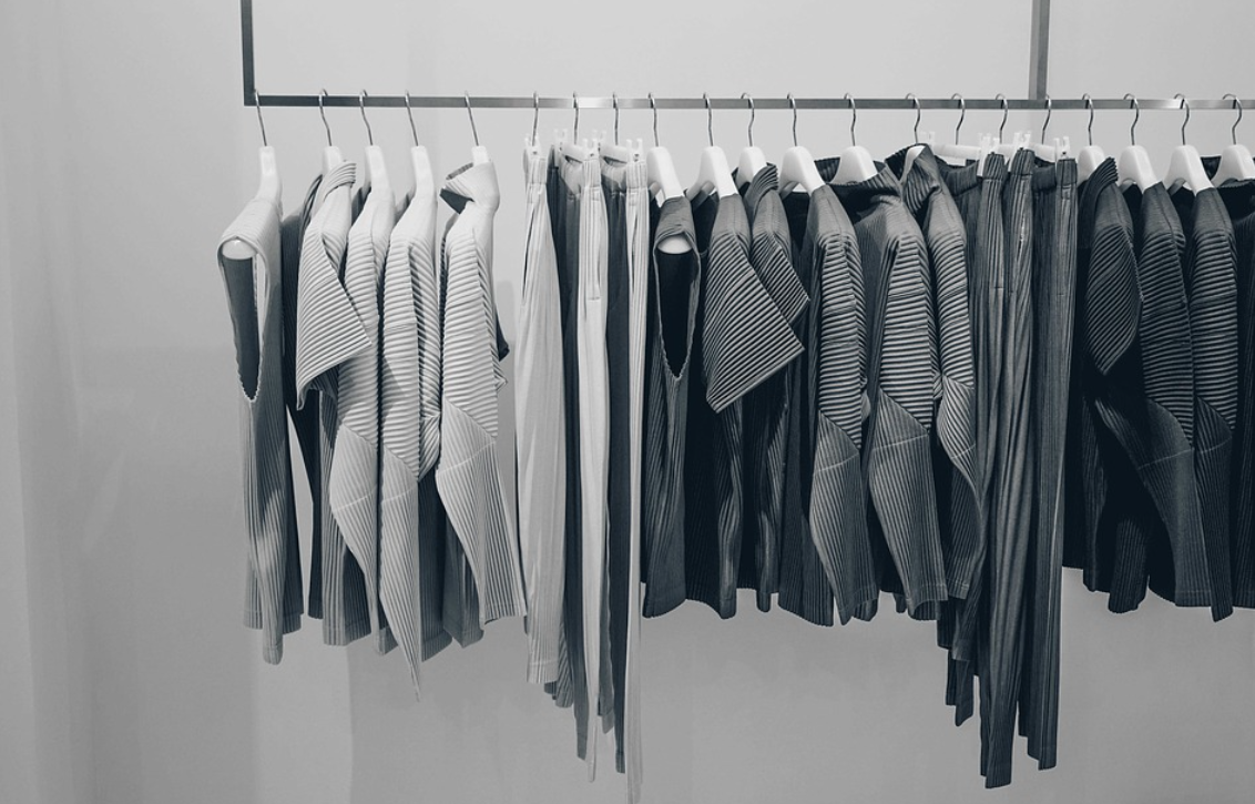 šedé oblečení